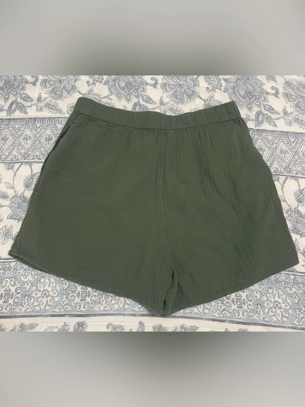 Women’s Universal Thread 100% Cotton Olive Green Shorts - Picture 3 of 5